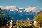 Sacro Monte di Orta, splendidi gli scorci sul lago e sull'isola, la mole imponente del Monte Rosa appare all'orizzonte. 